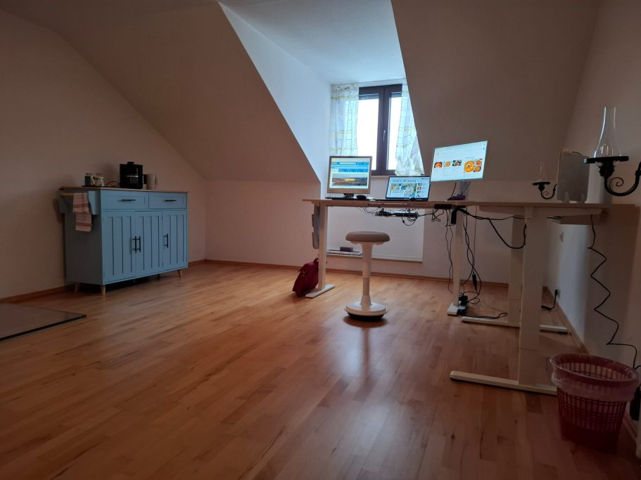 Gäste home-office Modernes Homeoffice mit Stehschreibtisch, zwei Monitoren und Holzfußboden.